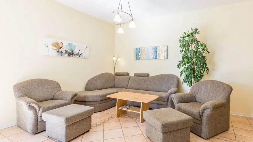 Apartment with terrace - Image 1