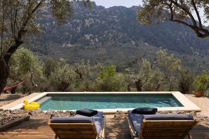 Holiday home with barbeque, pool & garden | Mountain view | Suitable for remote work - Image 1