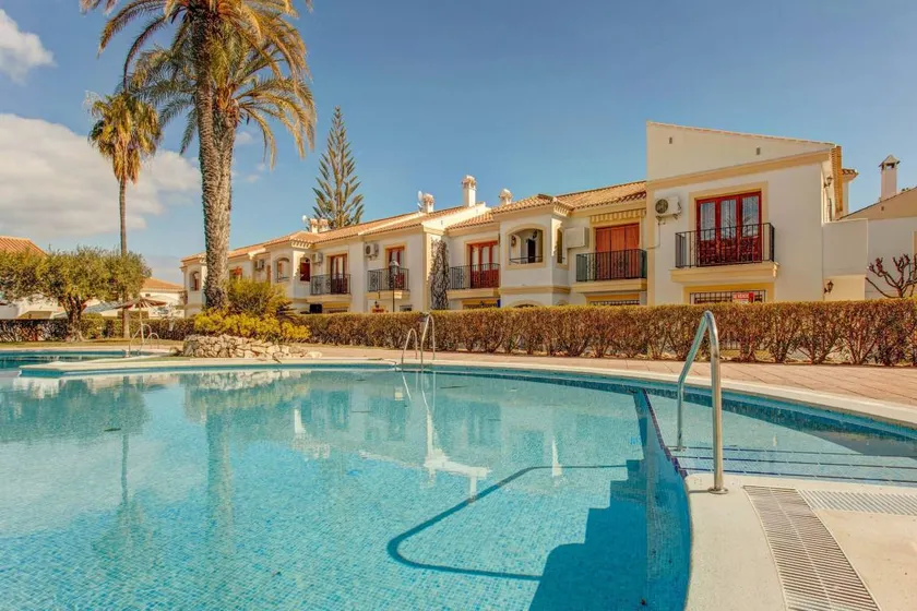 Flat with pool, garden & terrace - Image 1