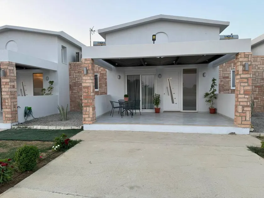 Villa with terrace & garden | City view - Image 1