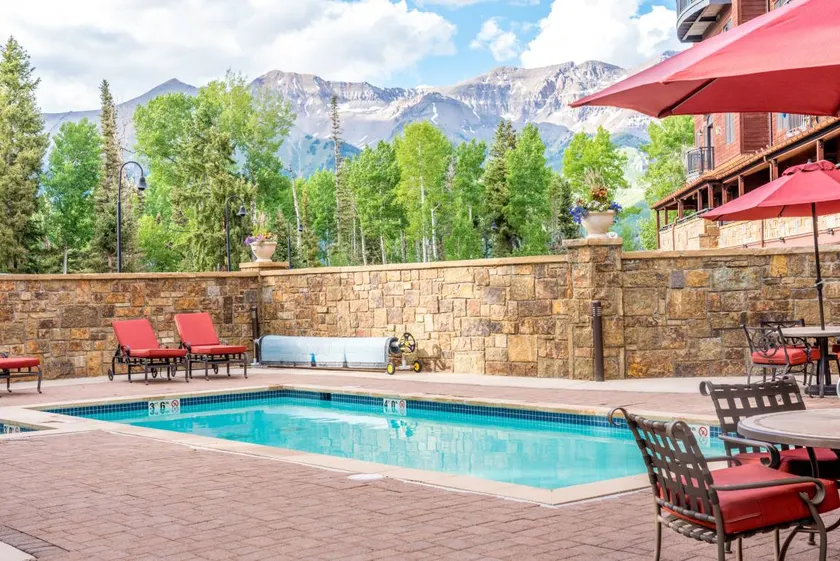 Agréable appartement en copropriété entièrement équipé avec barbecue, piscine chauffée et jacuzzi | Vue piscine - Image 1