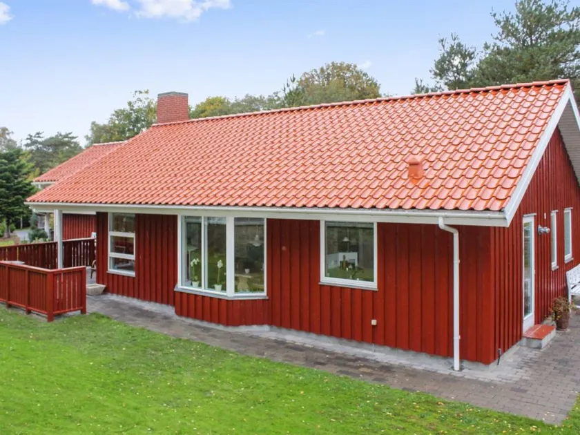 House with garden, sauna & barbecue - Image 1