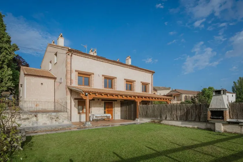 Fully equipped spacious holiday home with barbecue, terrace & garden | Garden view | Good for workation - Image 1