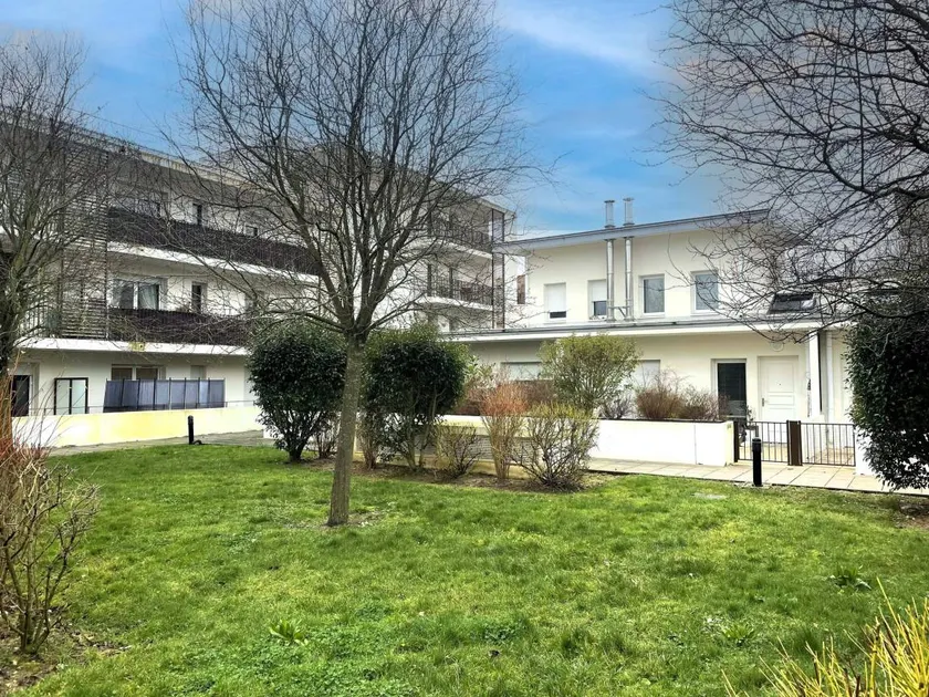 Contemporary Apartment in Epernon with Rooftop, Close to Train Station - Image 1