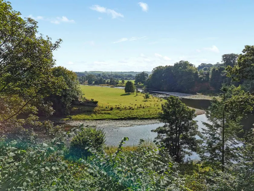 Cottage with garden & barbecue | River view - Image 1
