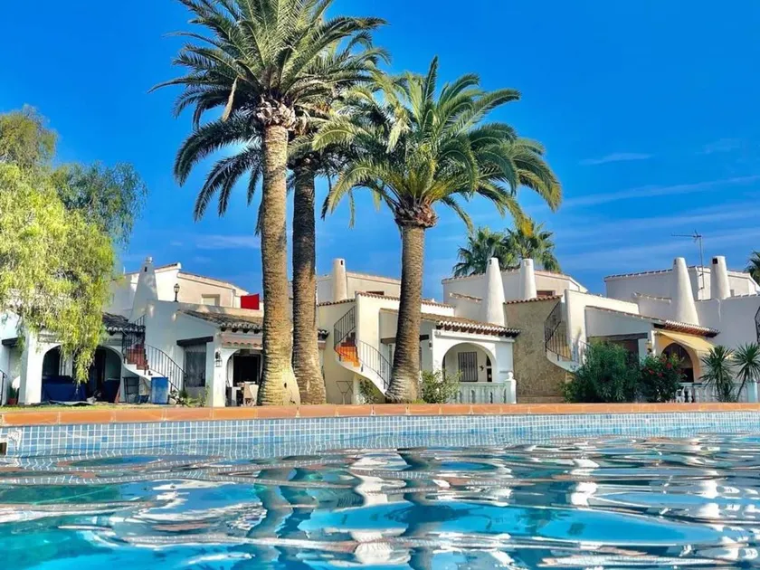 House with pool & BBQ - Image 1