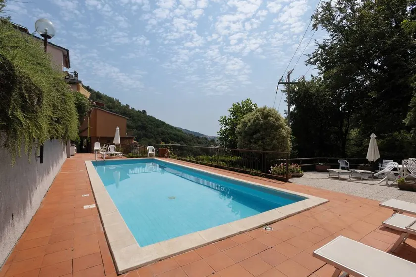 Appartement avec piscine, jardin et internet haut débit | Vue jardin - Image 1
