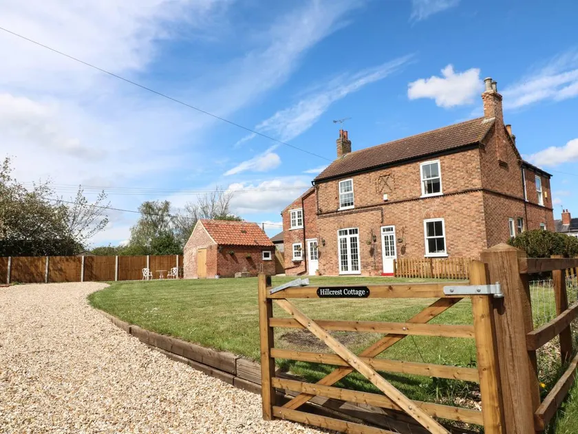 Cottage with garden - Image 1