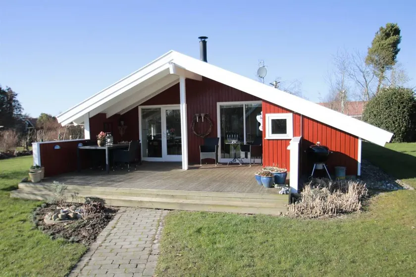 Family-friendly holiday home with terrace & sauna | Next to the beach | Pet-friendly - Image 1