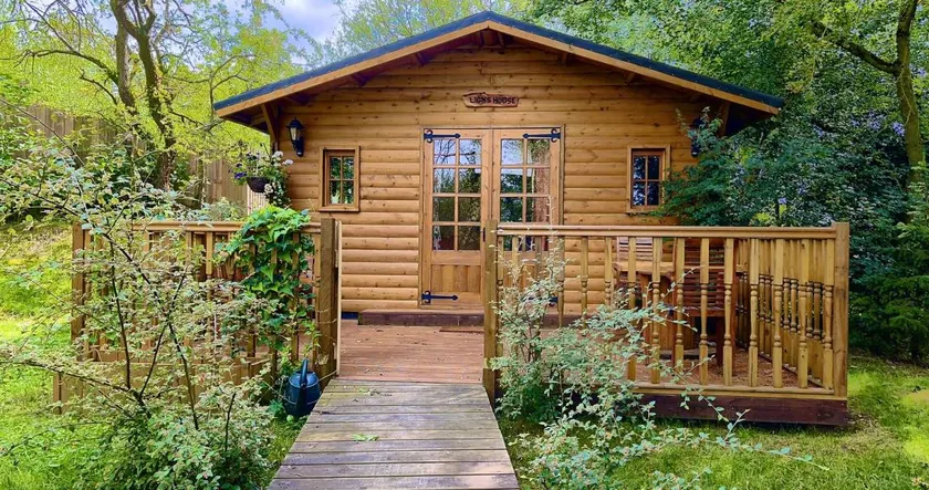 Cabin with barbeque & garden | Lake view - Image 1