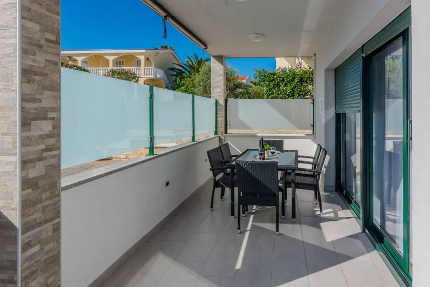 Charming holiday apartment with terrace - Image 1