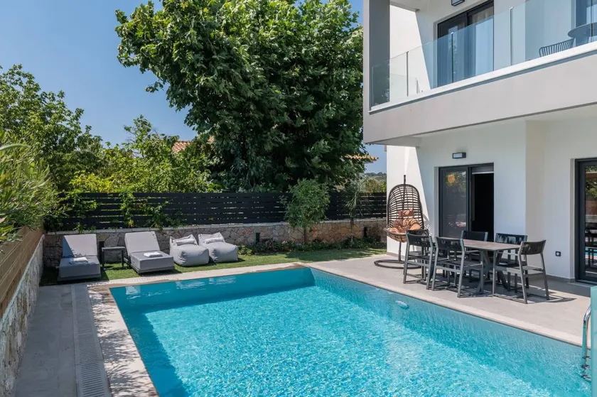 Villa con piscina privata e giardino - Image 1