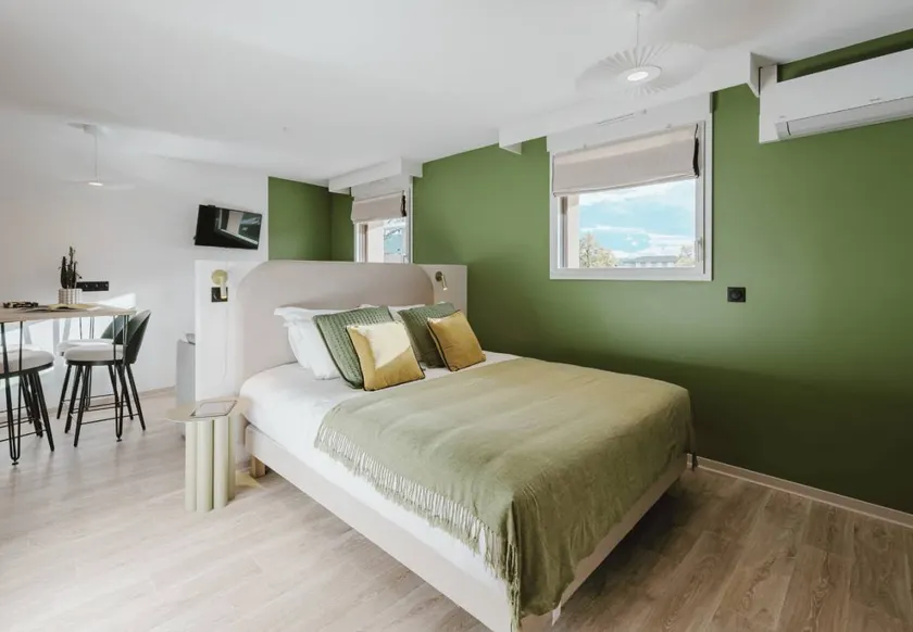 Aparthotel | City view - Image 1