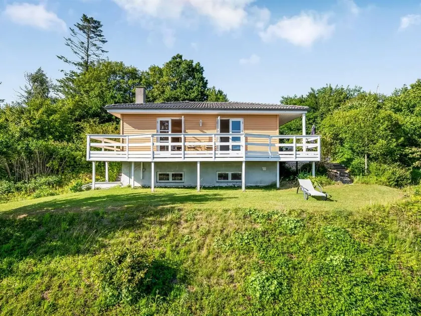 Holiday home with barbeque - Image 1