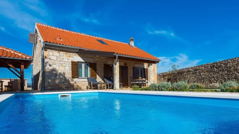 House with garden, pool & barbecue - Image 1