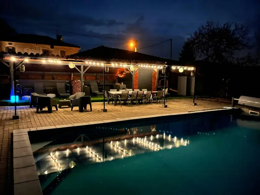 Holiday home with garden, BBQ & pool | Good for workation - Image 1