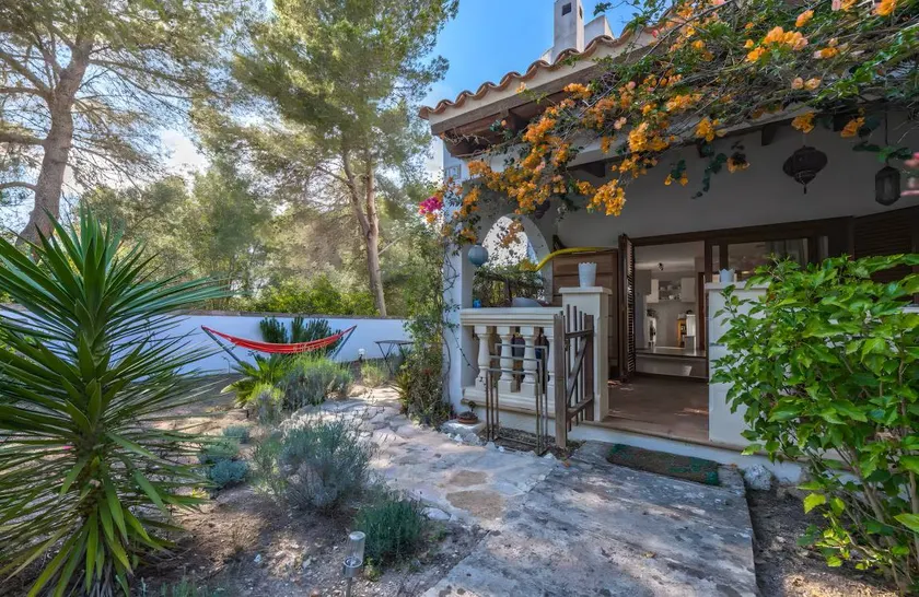 Fully equipped holiday home with pool, terrace & barbecue | Suitable for remote work | Dogs allowed - Image 1