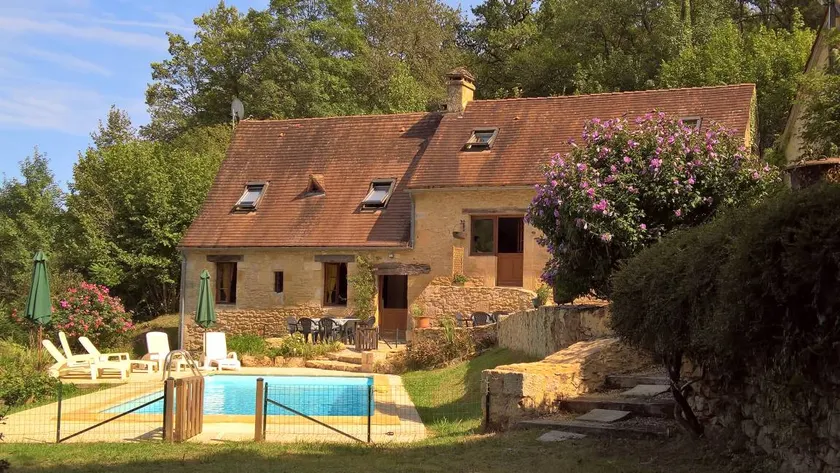 Holiday home with BBQ, garden & pool - Image 1