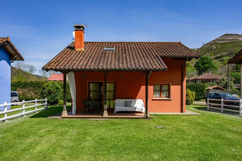 Holiday home with garden, terrace & BBQ | Garden view - Image 1