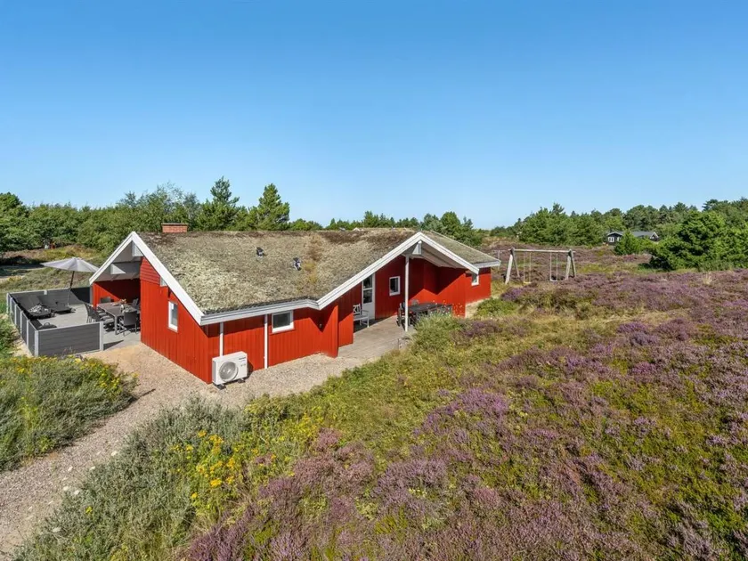 Holiday home with sauna & terrace - Image 1