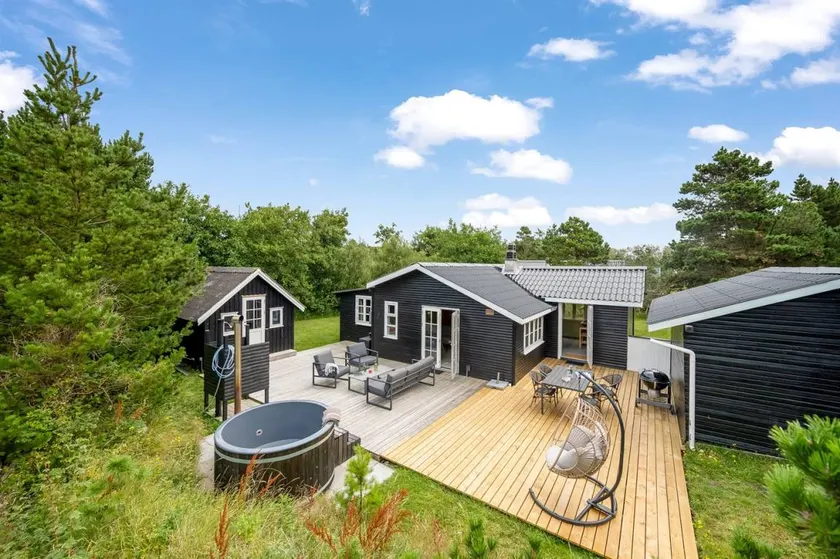 House with hot tub, barbecue & terrace - Image 1