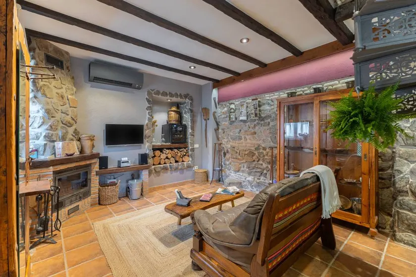 Fully equipped flat with private pool & jacuzzi | Mountain view | Perfect for remote work - Image 1