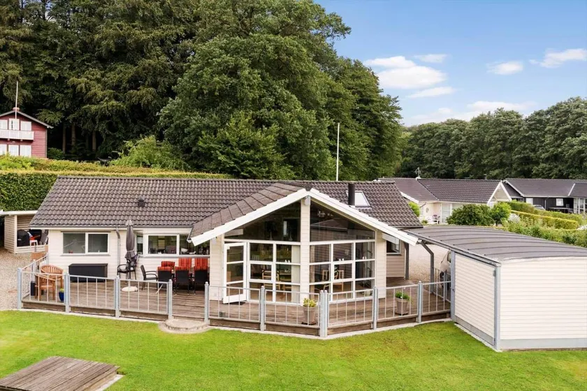 Family-oriented holiday home with terrace, garden & jacuzzi | Beach nearby - Image 1