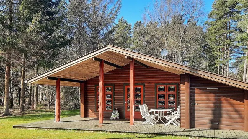 Holiday home with barbecue & terrace - Image 1