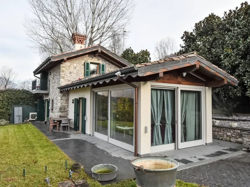 House with garden, private pool & terrace | Lake view - Image 1