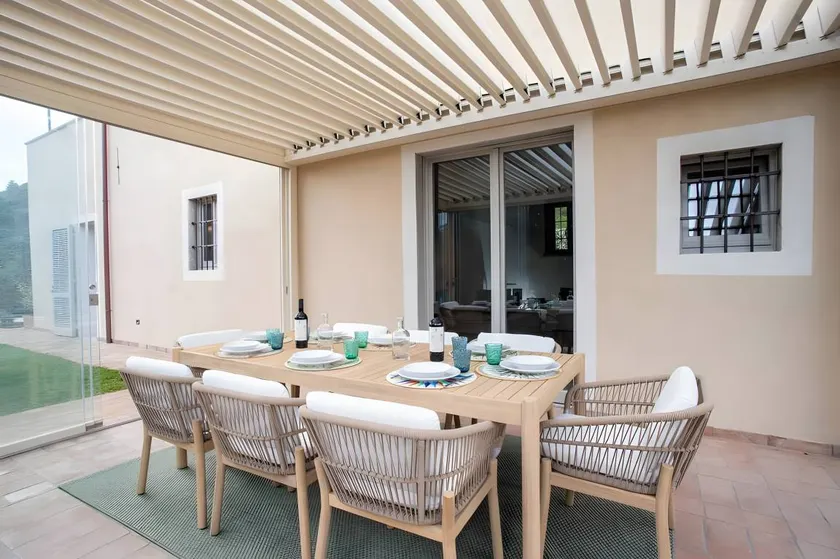 Villa with terrace, private pool & garden | City view - Image 1