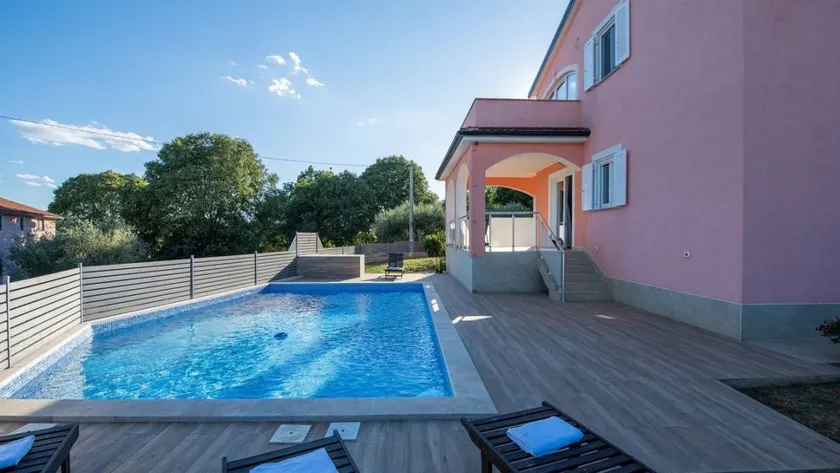 Wonderful apartment with private pool, terrace & barbecue | Pet-friendly - Image 1