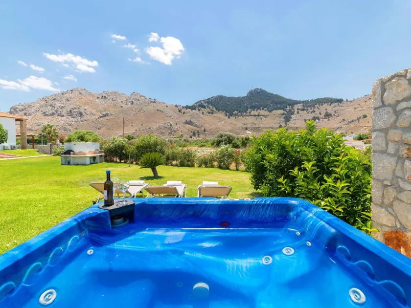 Holiday home with garden, BBQ & pool - Image 1