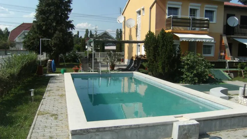 Family-friendly holiday home with garden, pool & barbeque | Pets allowed - Image 1