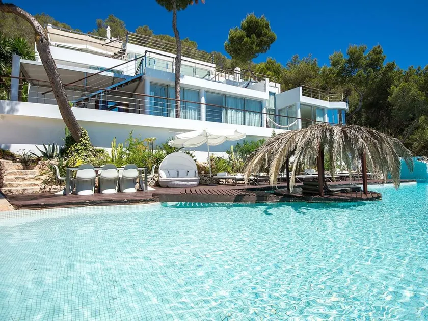 Fully equipped villa with garden, sauna & private pool - Image 1