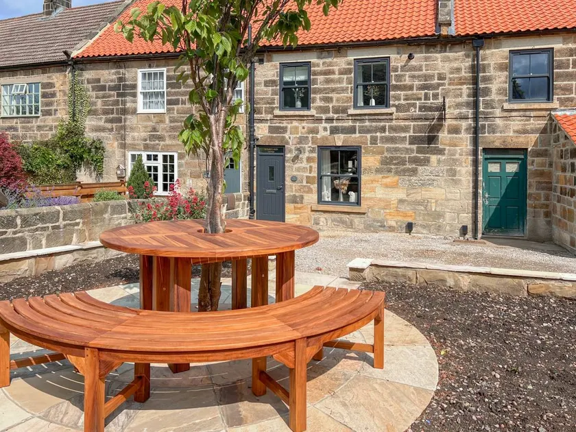 Cottage with garden - Image 1