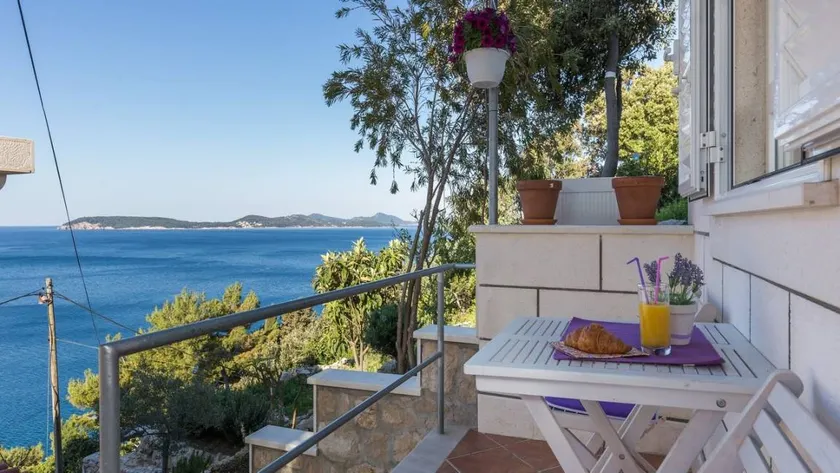 Lovely holiday apartment with terrace | Sea view - Image 1