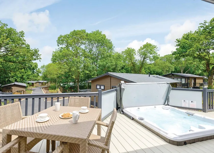 Chalet with terrace & hot tub - Image 1