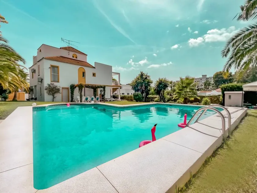 Spacieuse villa conviviale et familiale avec terrasse, barbecue et jardin | Vue jardin - Image 1