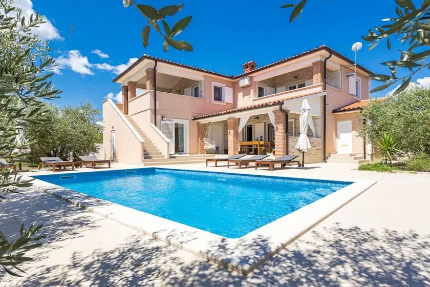 Fully equipped beautiful villa with garden, terrace & BBQ - Image 1