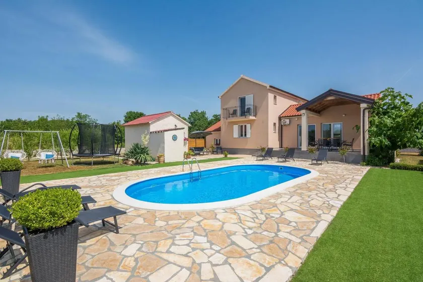 House with barbecue, garden & private pool | Nature view - Image 1