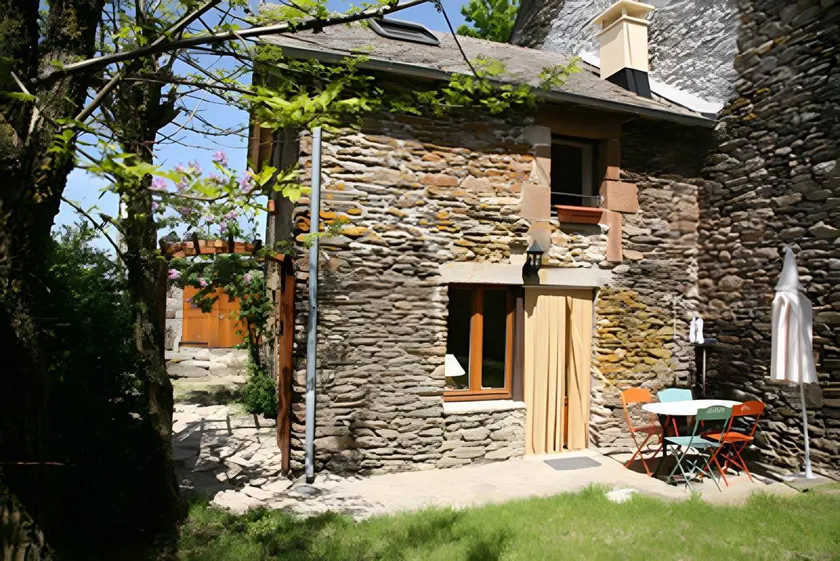 Cozy Cottage with Private Garden and Wi-Fi in Salles-Curan - Image 1