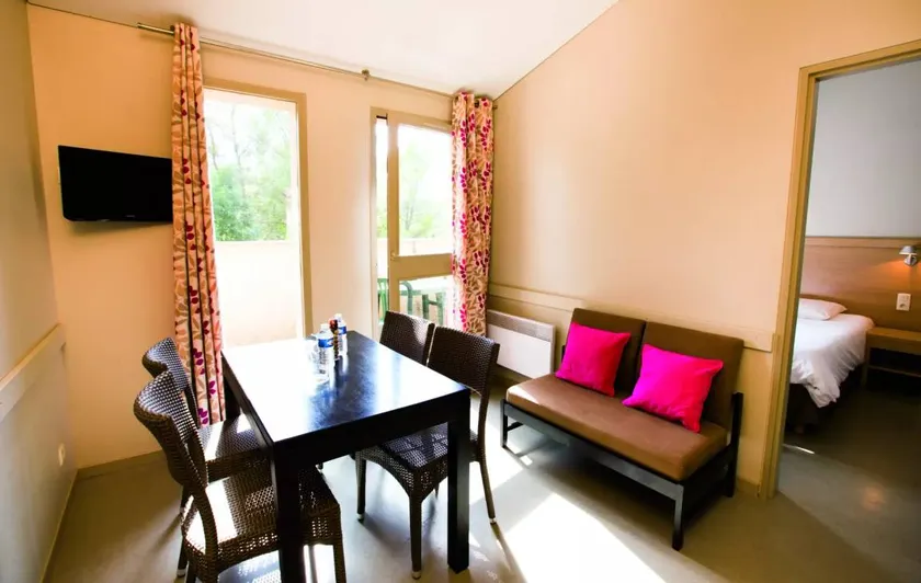 Holiday apartment with pool, garden & terrace - Image 1