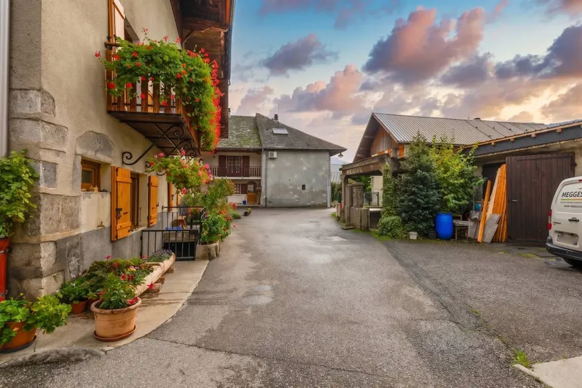 Holiday home with garden, terrace & barbecue - Image 1