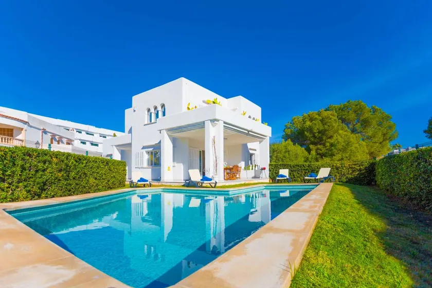 Villa with barbecue, garden & private pool - Image 1