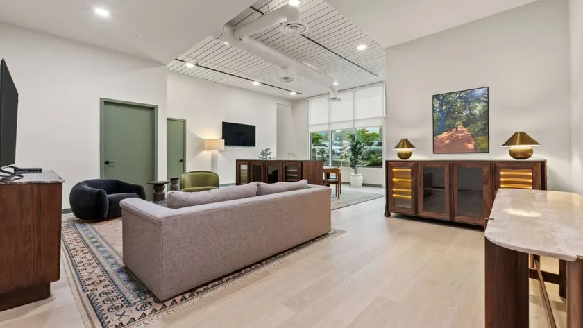The Zephyr Suite at The Code by AvantStay | Zilker Park-Inspired Luxury Suite • Rooftop Terrace, Resort Pool, Cafe, Bar • Heart of South Lamar - Image 1