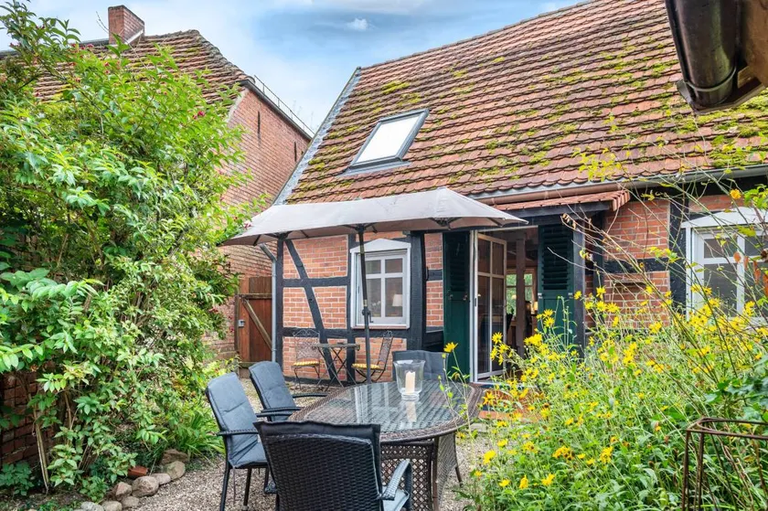 House with barbeque & garden - Image 1