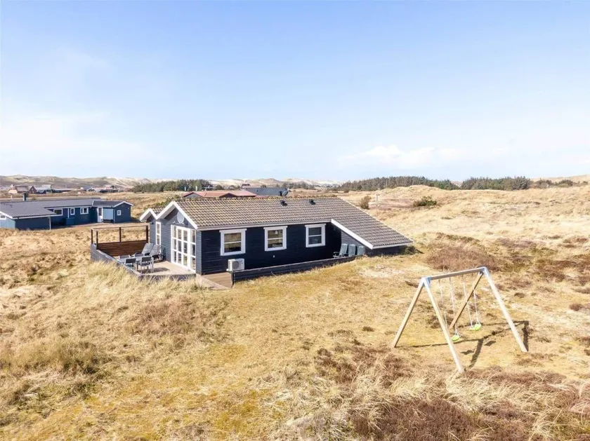 House with barbecue, terrace & hot tub | Pets allowed - Image 1