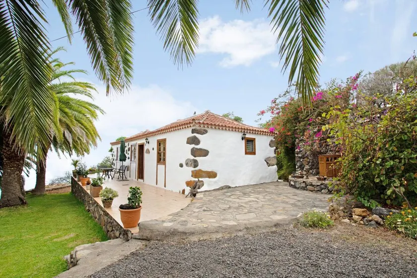 Holiday Home 'Casa Rural Ciso' with Sea View, Private Garden and Wi-Fi - Image 1