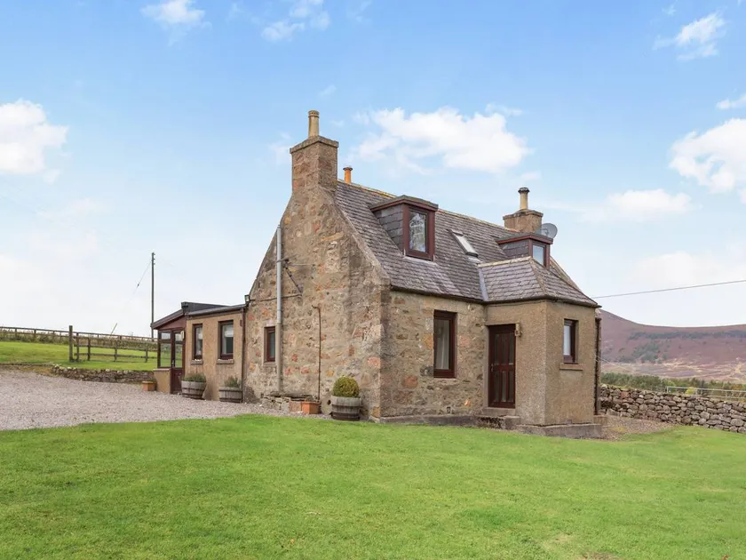 Family-oriented beautiful cottage with garden - Image 1