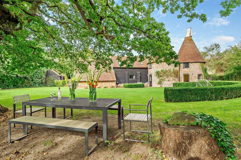 Cottage with garden & BBQ - Image 1